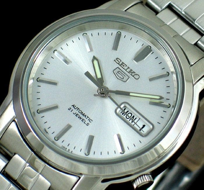 Seiko 5 Classic Men's Size Silver Dial Stainless Steel Strap Watch SNKK65K1 - Diligence1International
