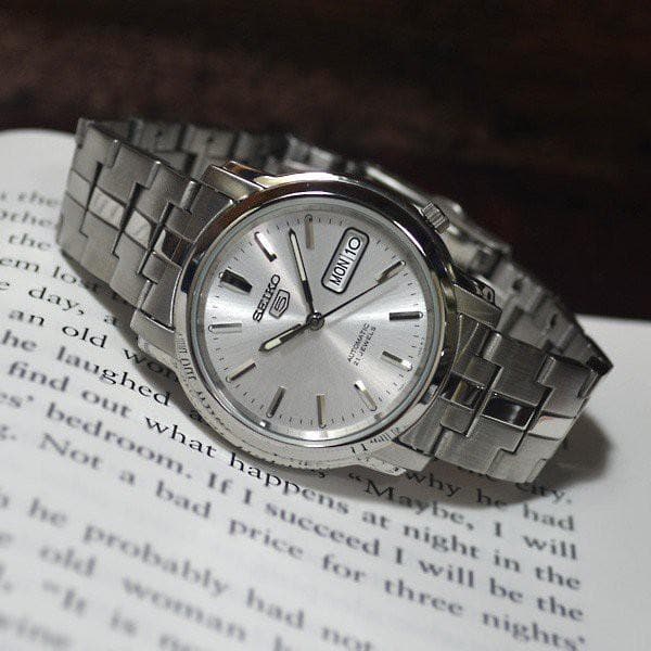 Seiko 5 Classic Men's Size Silver Dial Stainless Steel Strap Watch SNKK65K1 - Diligence1International