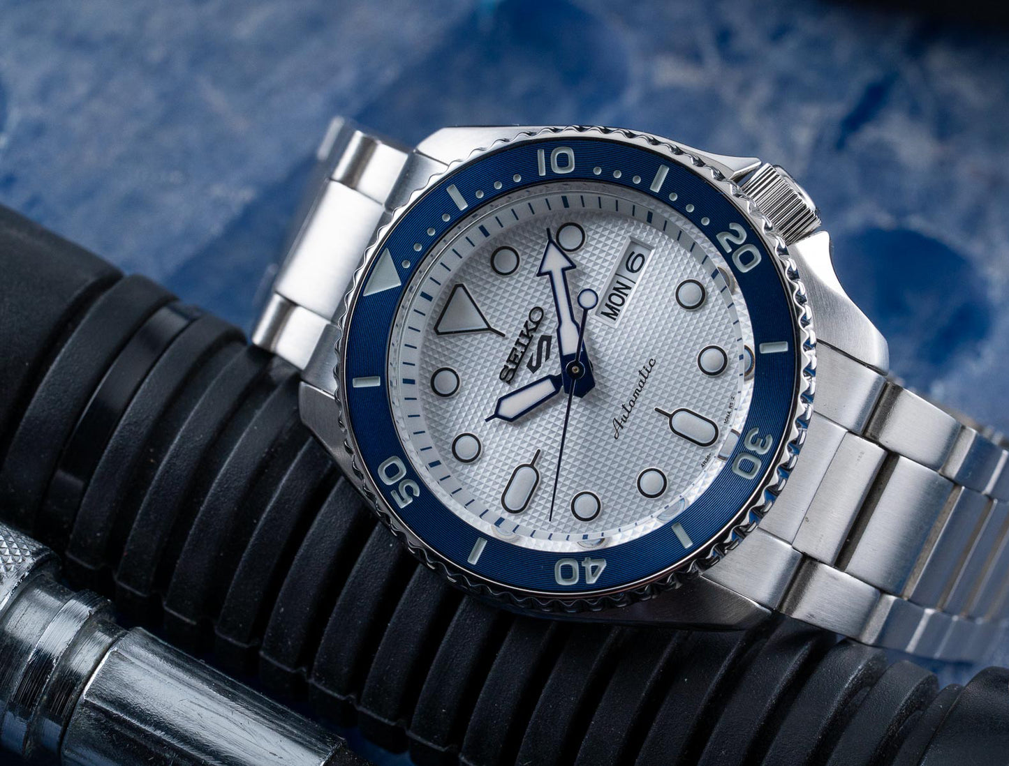 NEW Seiko 5 Sports 100M 140th Anniv LE Blue White Themed Mens Stainless Watch SRPG47K1