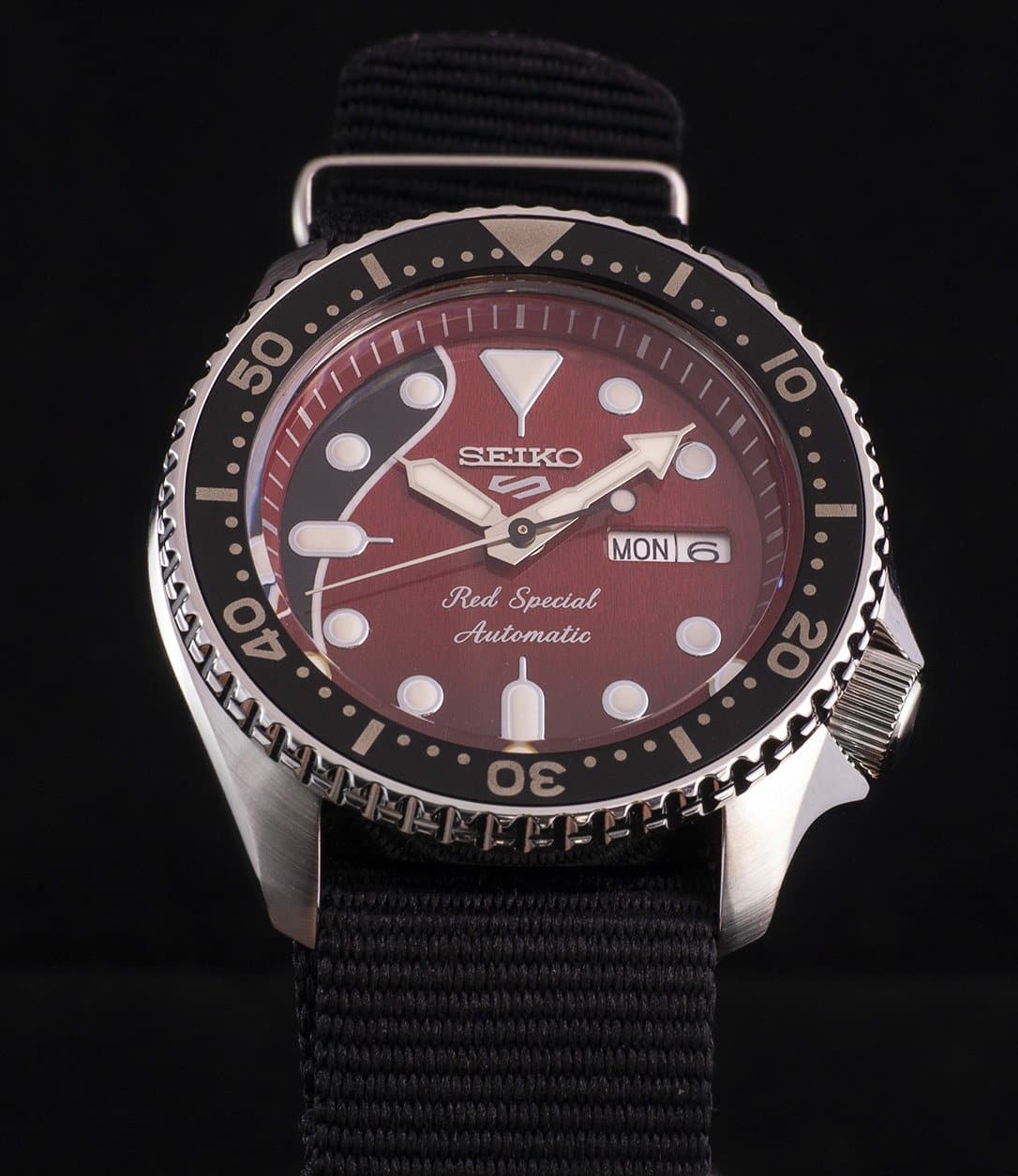 NEW Seiko 5 Sports 100M LE Queen's Brian May Automatic Men's Watch Red Dial Nylon Strap SRPE83K1 - Diligence1International