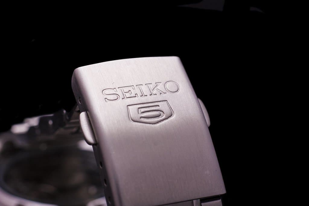 Seiko 5 Classic Men's Size White Dial Stainless Steel Strap Watch SNKK25K1 - Diligence1International